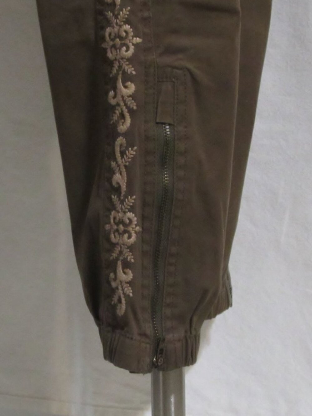 NEW Women's Ladies SUNDANCE Brown Stretch Embroidered Fatique Style Pants 6 $148 - Picture 7 of 12